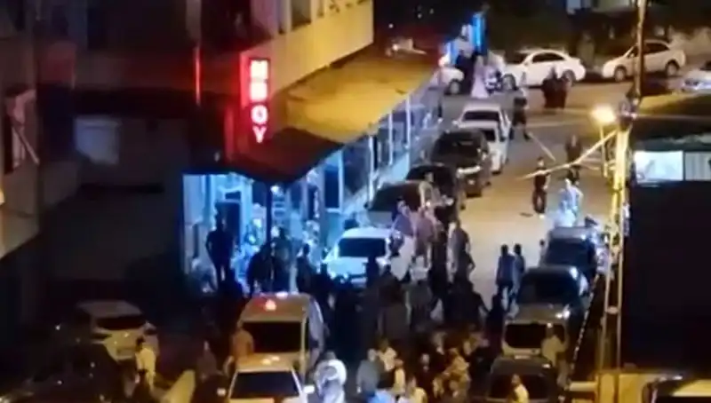 Düğün Çıkışı Kaos: Araçla Kalabalığın İçine Daldı!