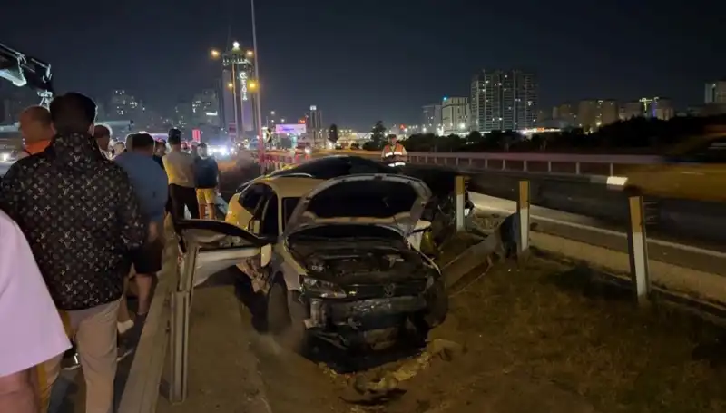 Makas Atan Sürücü Kazaya Neden Oldu: 2 Araç Yol Ayrımındaki Boşluğa Düştü