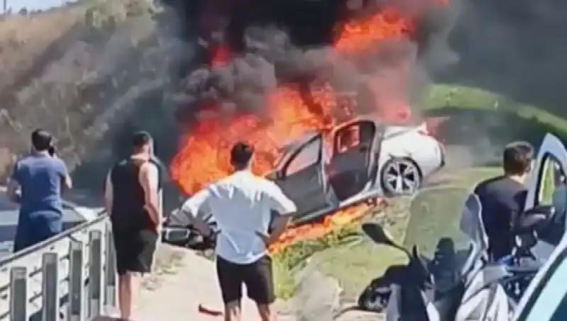 TEM Otoyolunda Kaza: Araç Alev Alev Yandı, Şok Anlar Yaşandı!