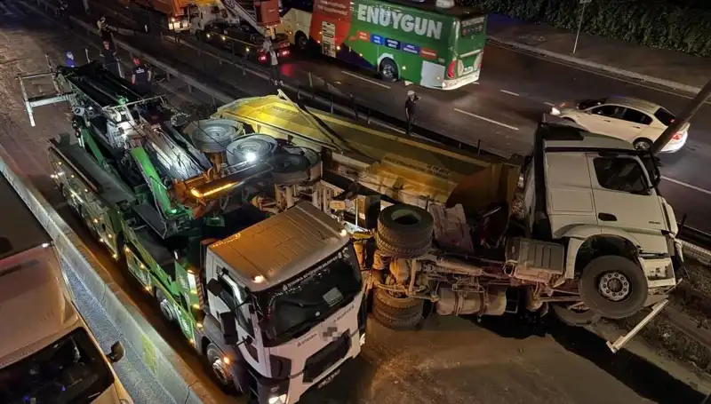 Moloz Yüklü Hafriyat Kamyonu Devrildi: Olayın Sebepleri ve Sonuçları