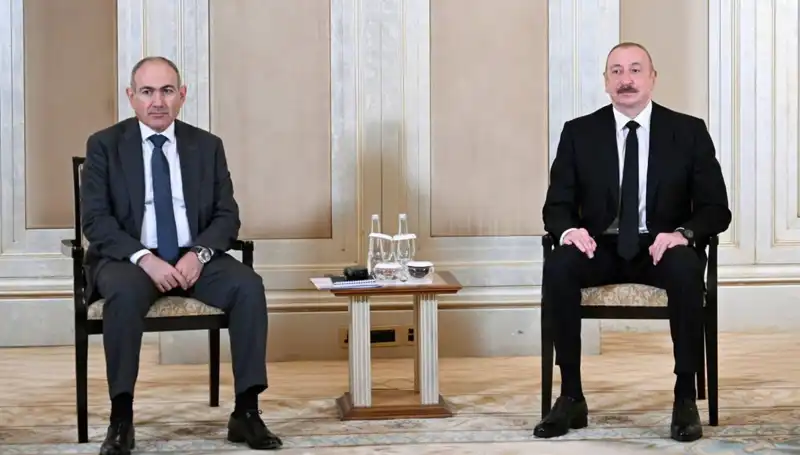 Aliyev ve Paşinyan, Barış Süreci İçin Abu Dabi'de Bir Araya Geldi