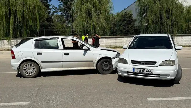 İki Otomobil Çarpıştı: Kaza Sonrası İki Kişi Yaralandı!