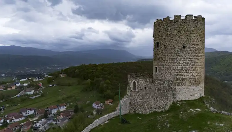 Bosna Hersek'teki Sokolac Kalesi: Tarihin İzlerini Koruyan Eşsiz Bir Yapı