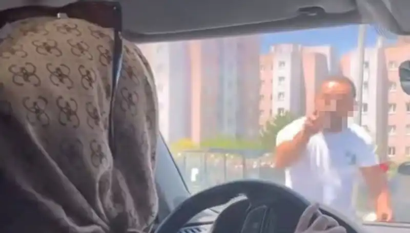 Trafikte Dehşet Anları: Aracının Önünü Kestim, Camını Yumrukladım