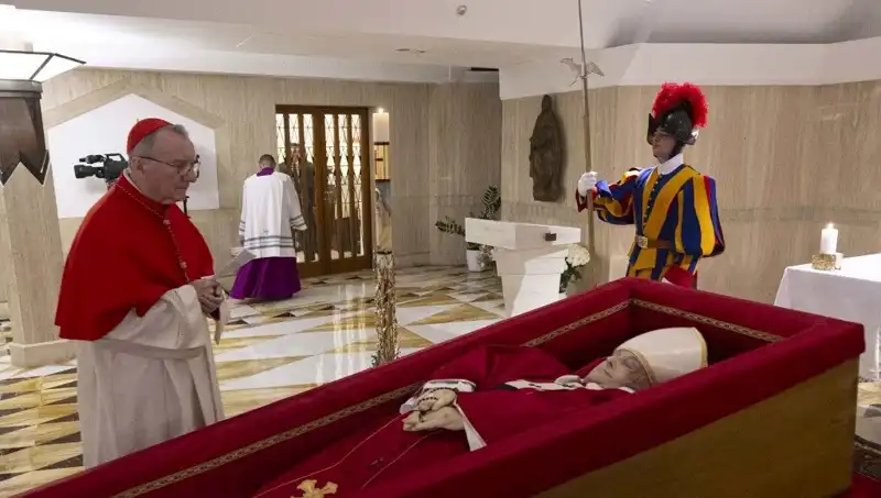 Papa'nın Tabutundaki Fotoğraflar: Duygusal Anlar ve Günümüz İnancına Etkisi