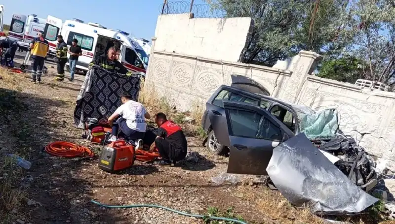 Lastiği Patlayan Araç, İstinat Duvarına Çarpınca Faciaya Yol Açtı