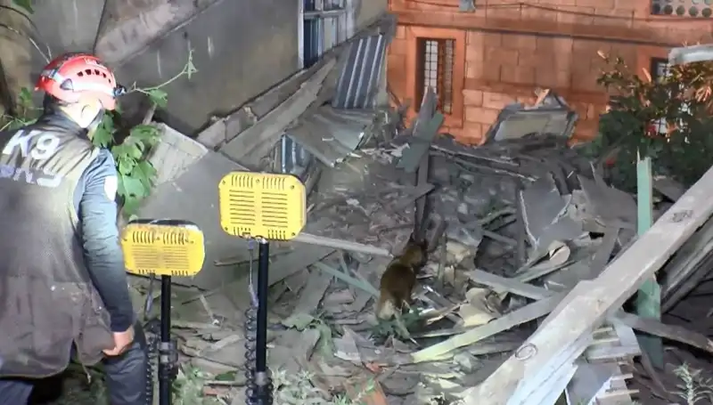 İstanbul'da Deprem Sonrası Çöken Bina, Can ve Mal Kaybına Yol Açtı