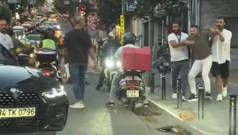 Nişantaşı'nda Yol Verme Kavgası: Sopalı Korku Dolu Anlar!