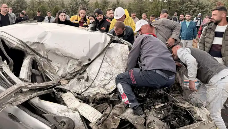 TIR ile Kaza Yapan Araç: Kağıt Gibi Ezildi, Kazada Yaralılar Var!