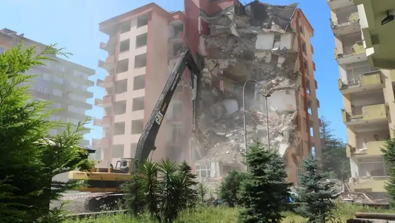 Deprem Sonrası Değil, Dalgalar İki Binayı Yıktı!