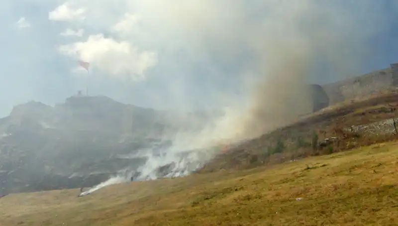 Kars Kalesi'nin Eteklerinde Korkutan Anız Yangını Paniğe Neden Oldu