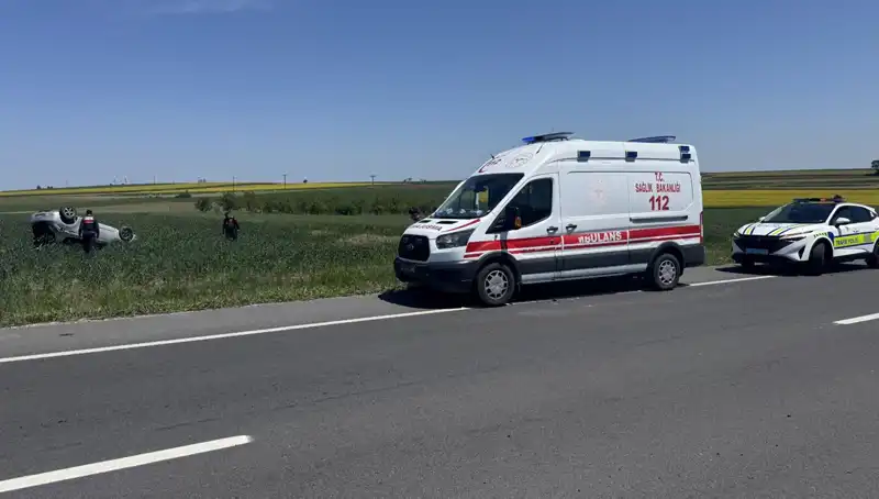 Edirne'de Trafik Kazası: Devrilen Otomobilin Sürücüsü ve Eşi Yaralı
