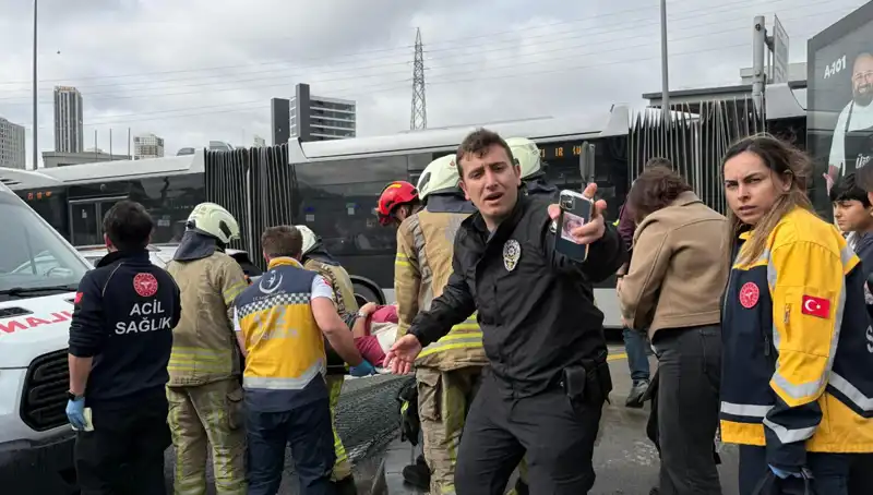Metrobüs Kazası: İstanbul'da Feci Kaza Seferleri Durdurdu