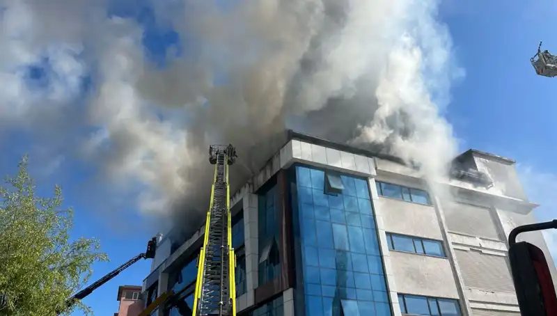 Esenyurt'ta Tekstil Atölyesinde Çıkan Yangın Korkuttu, Sıfırdan Başlamak Gerekecek