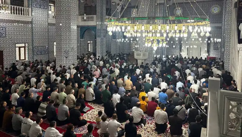 Iğdır'da Bayram Coşkusu: İlk Namaz Kalabalıkla Kılındı!