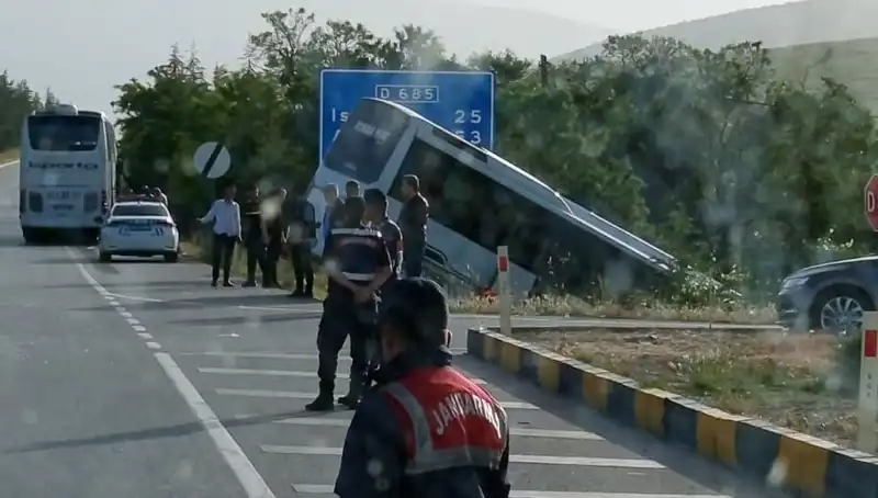 Isparta'da Feci Kaza: Tur Otobüsü ile Yolcu Otobüsü Çarpıştı, Yaralılar Hastaneye Kaldırıldı