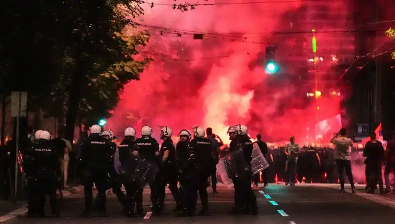 Sırbistan'da Erken Seçim İçin Sokaklarda Gürültülü Protesto: Gözaltılar Artıyor