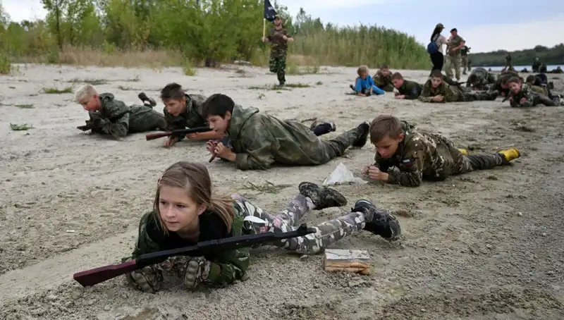 8 Yaşındaki Savaşçılar: Rusya'daki Askeri Kampta Şoke Eden Görüntüler