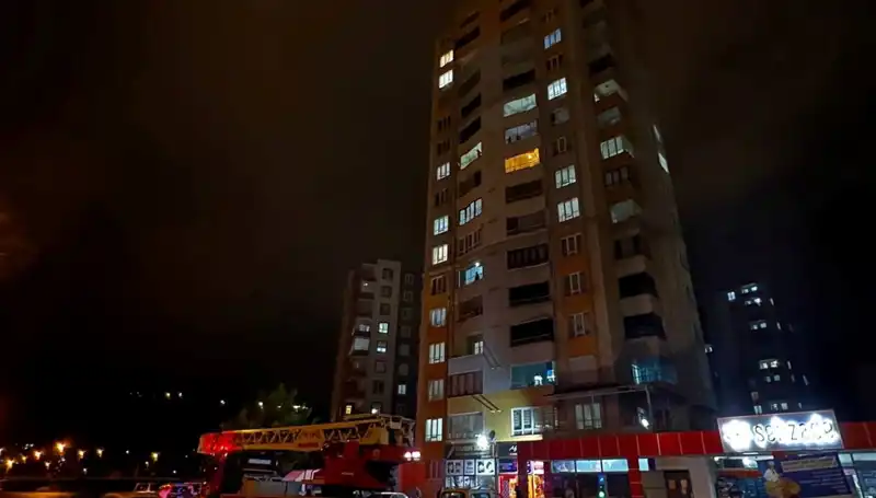 Yıldırım Apartmanın Çatısını Vurdu: Korkutan Anlar ve Sonrası