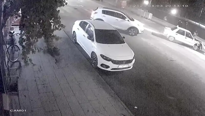 Yayalara Yol Vermek İstedi, Feci Kazada İki Kişi Yaralandı!