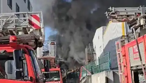 Tuzla'daki Fabrika Yangını: Ekipler Yangını Kontrol Altına Aldı
