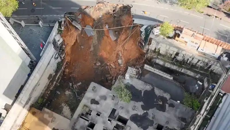 Sarıyer'de Şok Eden Yol Çökmesi: Cadde Sürücülere Kapandı
