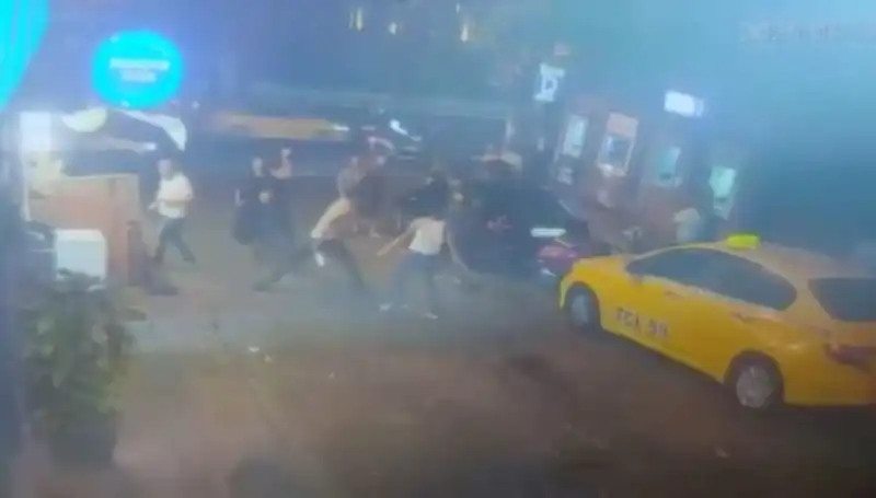 Beyoğlu'nda Sıcak Saatler: Laf Atma Kavgası Kanlı Görüntülere Sahne Oldu