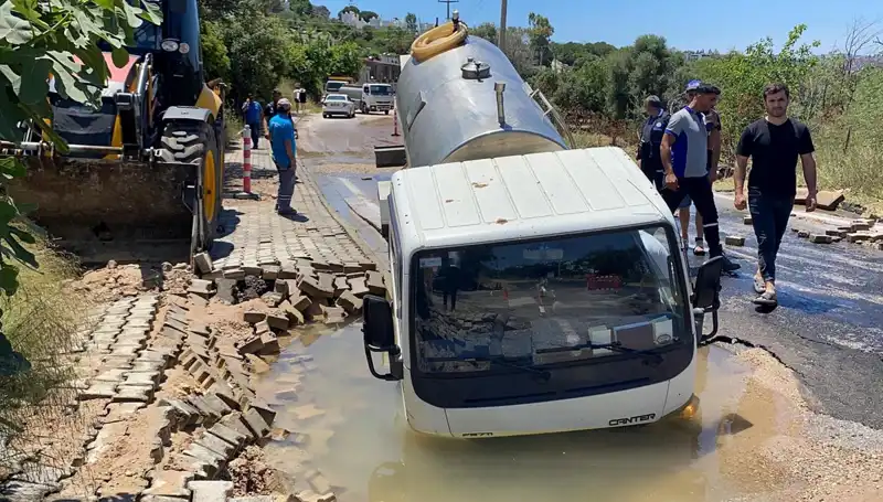 Bodrum’da Su Hattı Patladı, Tanker Çukura Göçtü!
