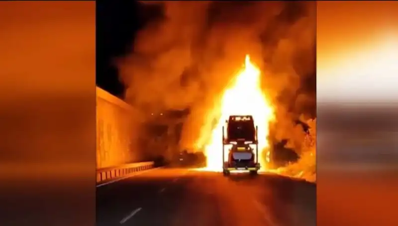 Otomobil Yüklü Tırda Korkunç Yangın: 8 Araç Küle Döndü