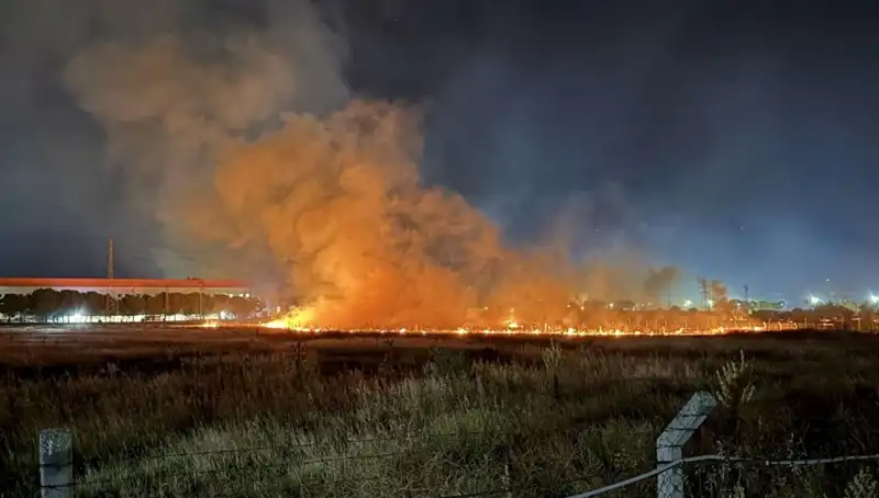 İzmir'de Gece Yarısı Yangın Paniği: Vatandaşlar Sokağa Döküldü