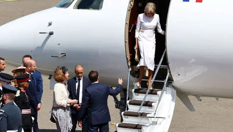 Macron Çiftinde Kriz: Elini Uzattı, Eşi Çekimser Kaldı