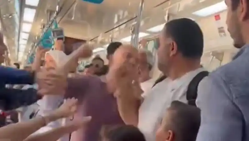 Marmaray'da Tekme ve Yumruklarla Dolu Kavga Anları Kayıtlara Geçti