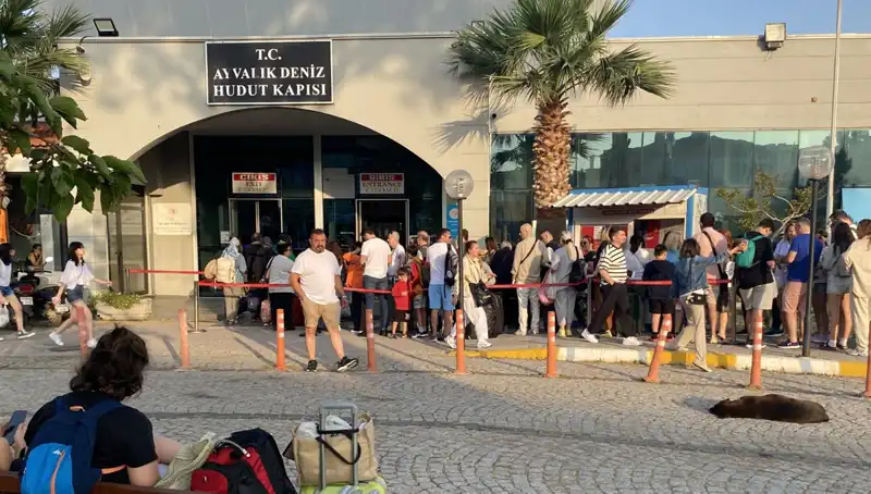 Bayramda Midilli Adası'na Yoğun Turist Akını: Tatilciler Büyülü Atmosferi Keşfetti