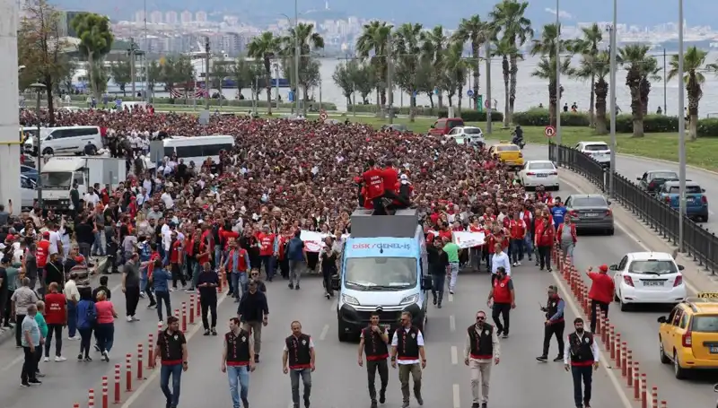 İzmir'de Grevde Neler Oluyor? İşçiler Seslerini Yükseltiyor!