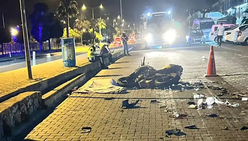 Alanya'da Motosiklet Kazası: Genç Sürücünün Hayatı Tehlikede!