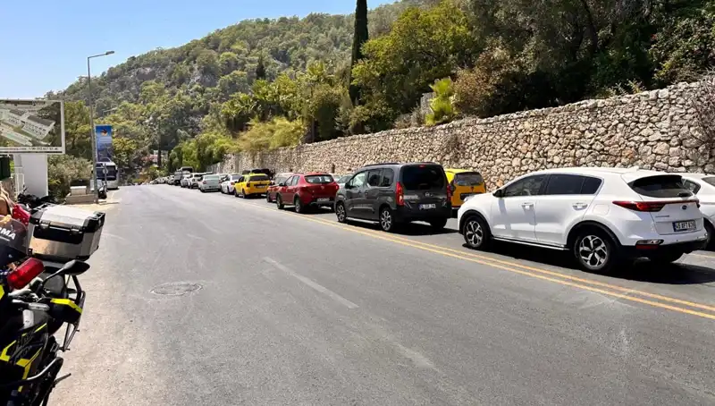 Fethiye-Ölüdeniz Yolunda Tatilci Hareketliliği: Uzun Kuyruklar Dikkat Çekiyor