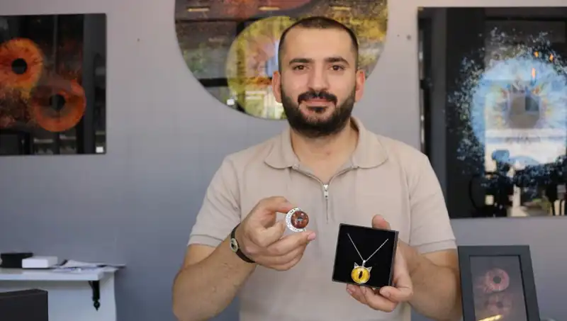 İris Fotoğraflarını Takı ve Tabloya Dönüştüren Sanatçı Kendini Bu Alanda İlk İlan Ediyor