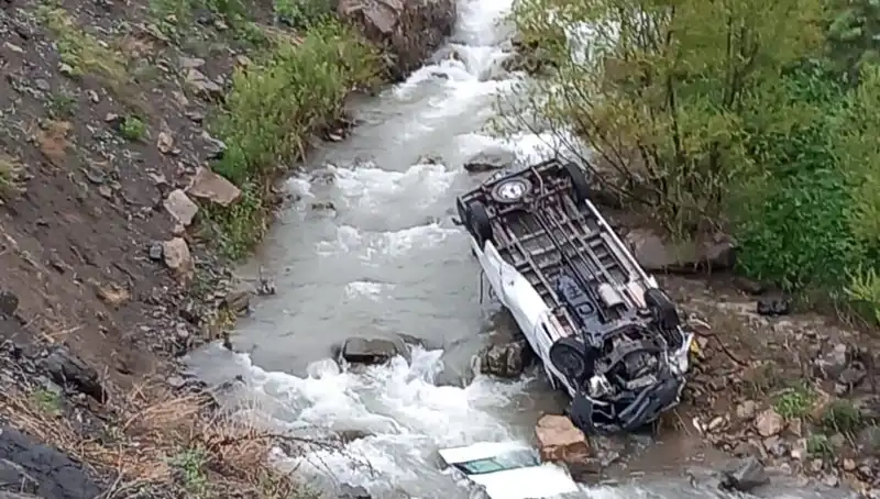 Hakkari’de Minibüs Devrildi: 2 Kayıp, 3 Yaralı ile İşçi Taşımacılığında Güvenlik Sorunu