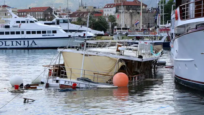 Hırvatistan'da Şiddetli Yağış ve Fırtına: Feribot Gemiye Çarpıp Battı