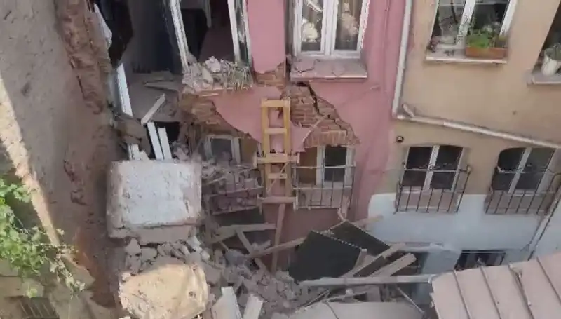 İstanbul'da Üç Katlı Binanın Balkonu Çöktü: Vatandaşlar Hayatlarını Kaybetme Tehlikesiyle Karşı Karşıya
