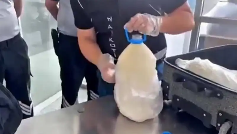 Havalimanında Süt Şişesi İçinde Yakalanan Uyuşturucu: 12 Kilo 800 Gram