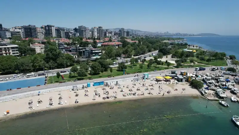 İstanbul'da Sıcak Hava Aileleri Caddebostan Sahiline Çekti
