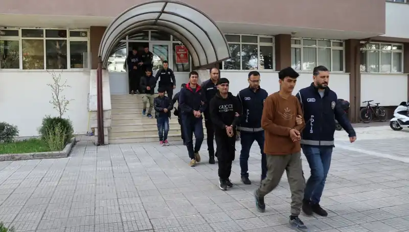 Türkiye’nin İki İlinde 21 Düzensiz Göçmen Yakalandı: Yeni Gelişmeler