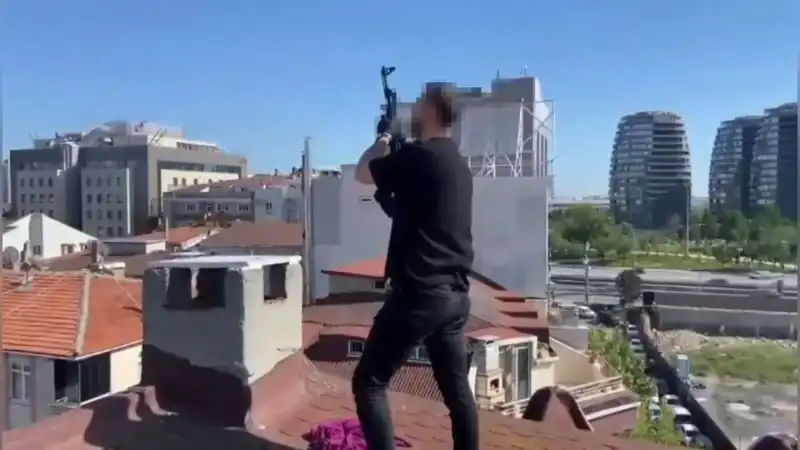 İstanbul'da İnanılmaz Olay: Çatıda Saklananlar Bacadan Silahla Çıktı
