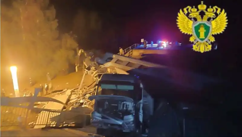 Rusya’da Trajik Olay: Köprü Trenin Üzerine Çöktü, Can Kayıpları Var