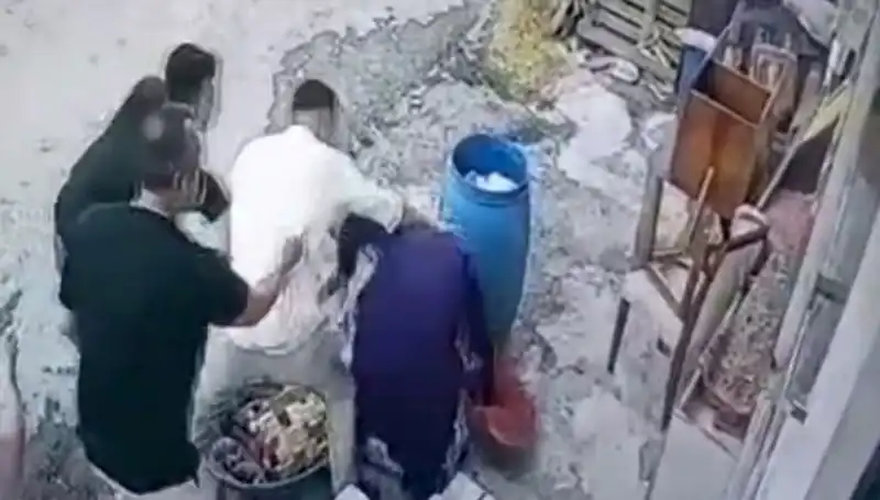 Başakşehir’de Skandal! Baba ve Oğul, Bidon Tartışması Yüzünden Kadına Saldırdı