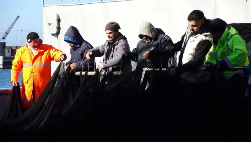 Denizlerde Hamsi Avı Son Buldu: Balıkçılar Teknik Ekipmanlarını Rıhtıma Çekti