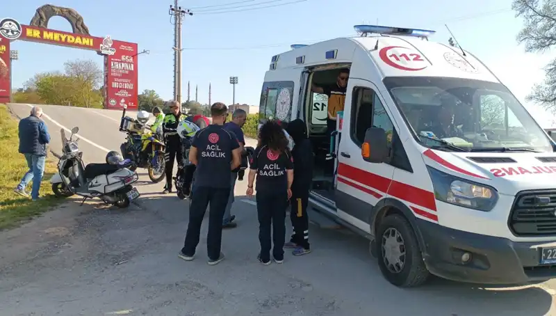 Edirne'de Motosiklet Kazası: Genç Yaşamını Kaybetti, 2 Yaralı