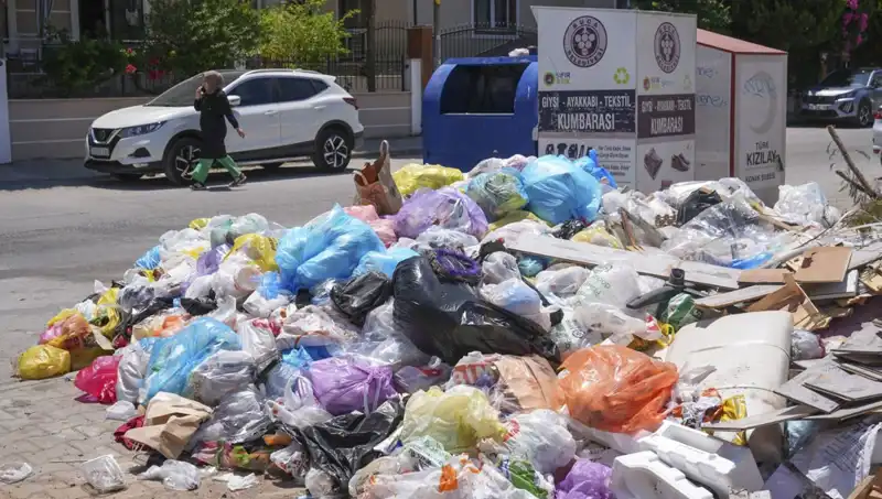 İzmir'de Çöp Yığınları Sorunu: Şehirde Giderek Büyüyen Bir Tehdit