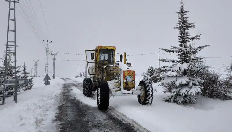 Kayseri’de Kışın Etkisi: Kapanan Yollar Tek Tek Açılıyor